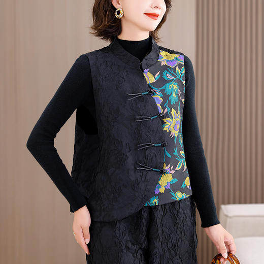 KQL422H8203 2025秋冬新款洋气不对称提花新中式马甲百搭高腰阔腿裤套装 商品图0