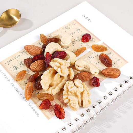 非油炸不加糖自然本味更健康【约52%高坚果配比6种黄金食材-每日坚果】优选新疆脱衣185大核桃仁，澳洲巴旦木，越南腰果，三重坚果组合，搭配葡萄干，蔓越莓干，红提干，好吃有营养 商品图3