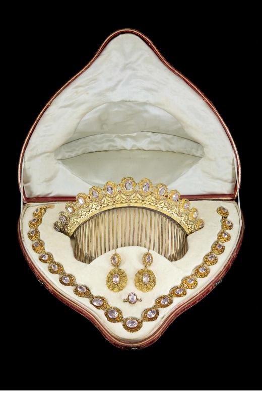 独角鹿西洋古董 1820年代欧洲出品花卉造型黄金精雕镶嵌粉色托帕石珠宝套件 带原盒 商品图0