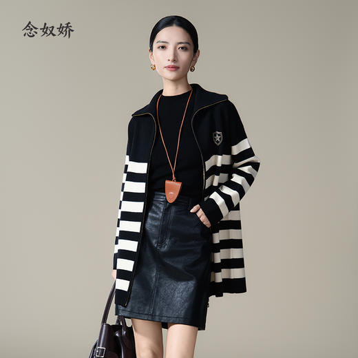 【商场同款】CNR4874黑米条纹“摩登开衫” 简约廓形宽松的包容感 立翻领型结合拉链设计 轻松帅气 正反双面四平针法 挺括有型毛织开衫 商品图0