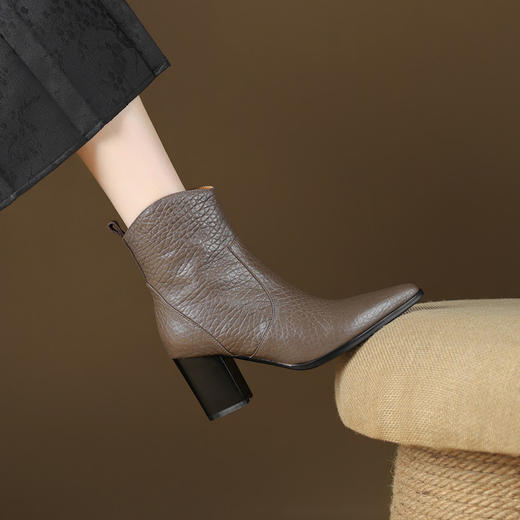 【预售5天】头层羊皮短靴秋冬尖头粗跟高跟鞋百搭女靴子黑色马丁靴XMN&H921 商品图0