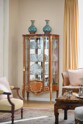 独角鹿西洋古董1880年代法国出品路易十五风格古典卷叶主题铜鎏金精雕装饰檀木菱格拼花纹玻璃展柜