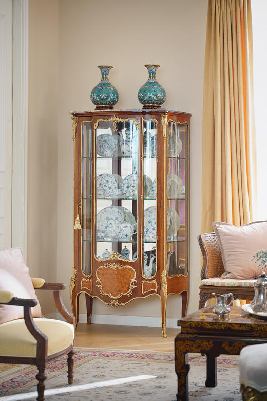 独角鹿西洋古董1880年代法国出品路易十五风格古典卷叶主题铜鎏金精雕装饰檀木菱格拼花纹玻璃展柜 商品图0