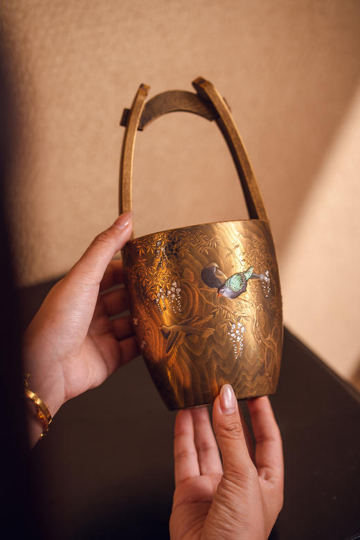 【已售】独角鹿西洋古董18世纪末日本江户时代出品「抱義斎 草鴻」款东瀛山林花鸟主题木胎金漆莳绘芝山镶嵌篮式花器 商品图2