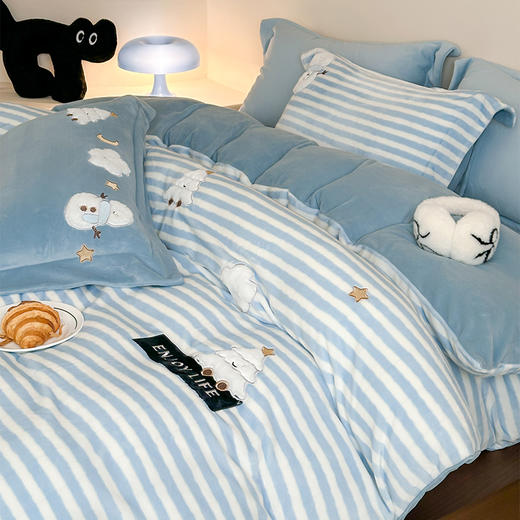 多喜爱 暖暖绒保暖四件套小狗的午后派对/雪人与梦精灵hl【6.8度升温】【立体刺绣】【高克重暖绒】萌趣毛球 一触即暖 商品图2