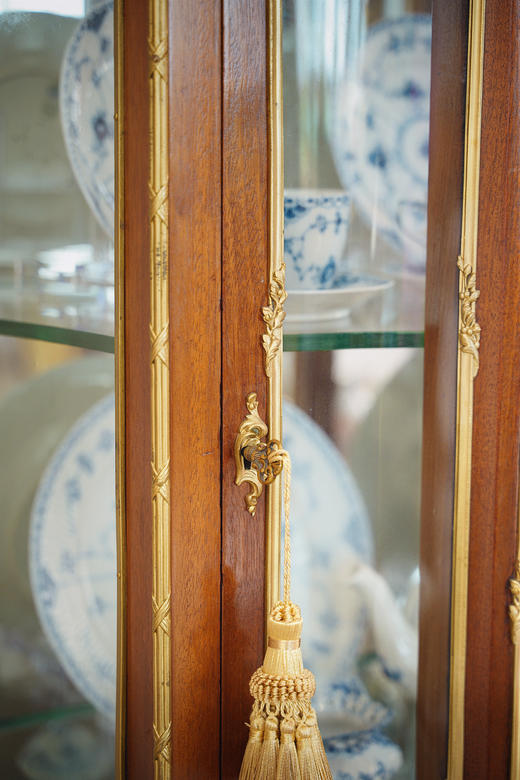 独角鹿西洋古董1880年代法国出品路易十五风格古典卷叶主题铜鎏金精雕装饰檀木菱格拼花纹玻璃展柜 商品图2