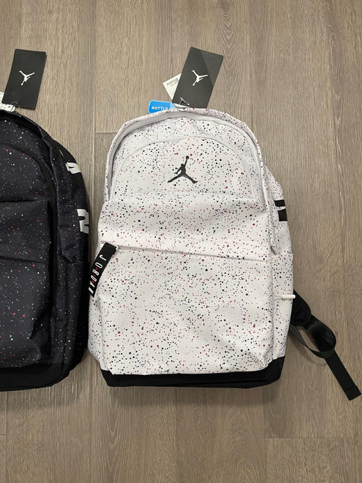 原单正品Jordan满天星新款包双肩包背包电脑包
Jordan满天星新款包 到货了 ！！！男女同款

尺寸长49.5×30.5×17.8cm（手工测量）

三个颜色同步专柜 商品图7