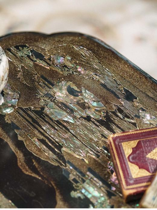 独角鹿西洋古董 19世纪日本出品传统山水楼阁主题螺钿镶嵌黑漆木矮几 商品图4