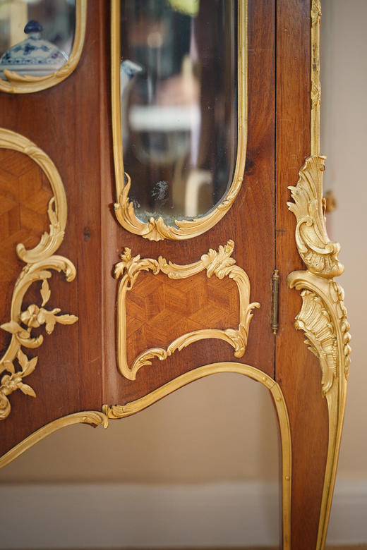 独角鹿西洋古董1880年代法国出品路易十五风格古典卷叶主题铜鎏金精雕装饰檀木菱格拼花纹玻璃展柜 商品图7