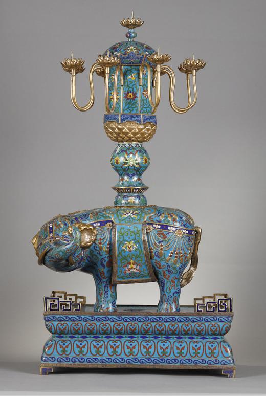 独角鹿西洋古董 19世纪末中国晚清时期出品鎏金精雕装饰「太平有象」主题铜胎掐丝珐琅多枝头烛台一对 商品图2