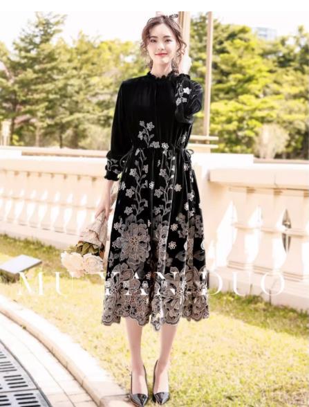 秋冬法式小众收腰显瘦气质连衣裙金丝绒刺绣高领减龄赫本风中长裙 商品图0