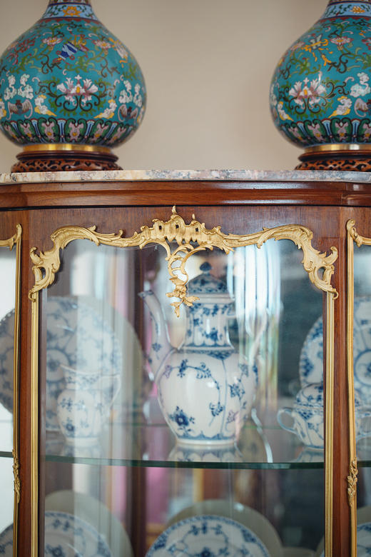 独角鹿西洋古董1880年代法国出品路易十五风格古典卷叶主题铜鎏金精雕装饰檀木菱格拼花纹玻璃展柜 商品图6