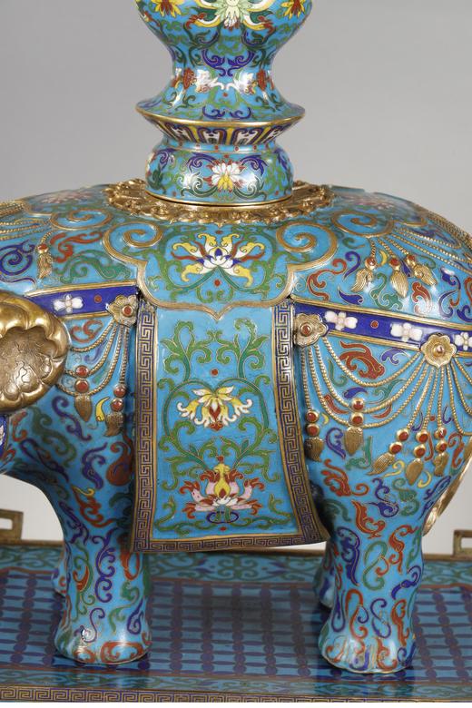 独角鹿西洋古董 19世纪末中国晚清时期出品鎏金精雕装饰「太平有象」主题铜胎掐丝珐琅多枝头烛台一对 商品图4