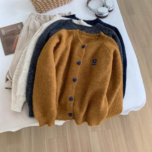 洋气复古爱心扣圆领毛衣针织开衫女！2025秋冬韩系刺绣上衣毛衣外套！ 商品图2