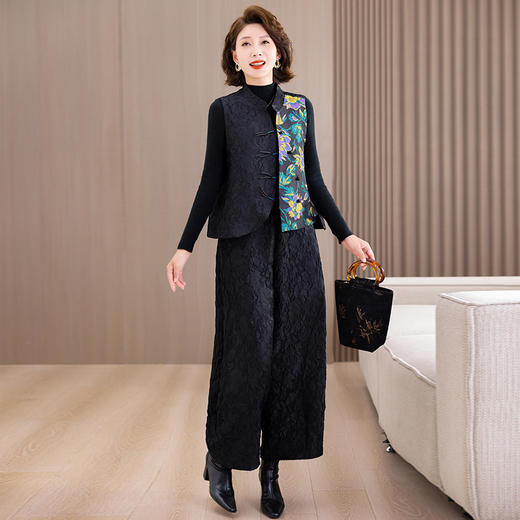 KQL422H8203 2025秋冬新款洋气不对称提花新中式马甲百搭高腰阔腿裤套装 商品图2