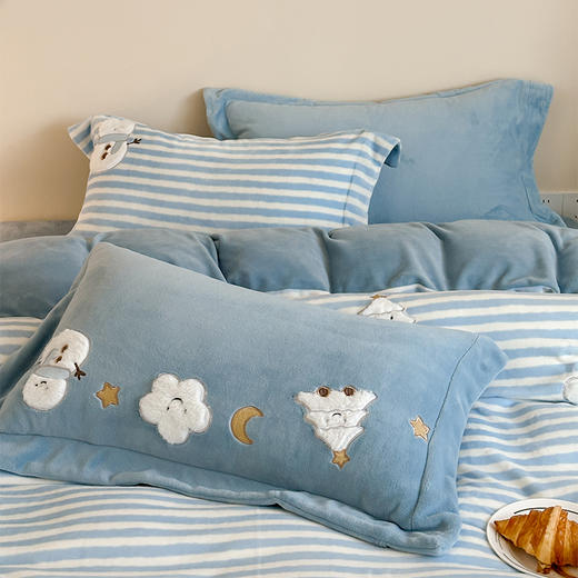 多喜爱 暖暖绒保暖四件套小狗的午后派对/雪人与梦精灵hl【6.8度升温】【立体刺绣】【高克重暖绒】萌趣毛球 一触即暖 商品图6