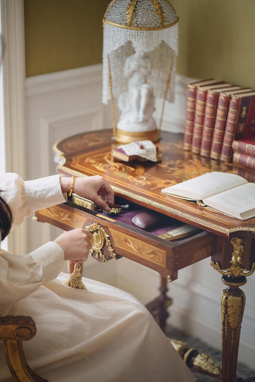 独角鹿西洋古董1890年代法国出品古典人物及卷叶纹铜鎏金精雕装饰胜利乐章主题细木镶嵌可延展式书桌 商品图3