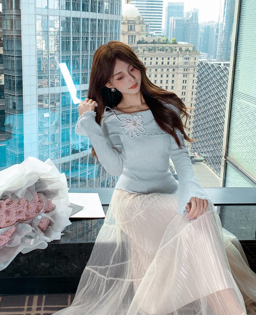 张心子【蓝色冰川湖 】温柔风弹力方领针织衫立体花上衣 U2511034 商品图4