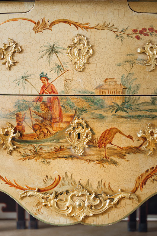 独角鹿西洋古董1950年代法国艺术家Comelli签名出品Chinoiserie中国风卷叶纹铜鎏金精雕装饰木胎漆地东方人物主题手绘嵌大理石边柜 商品图5