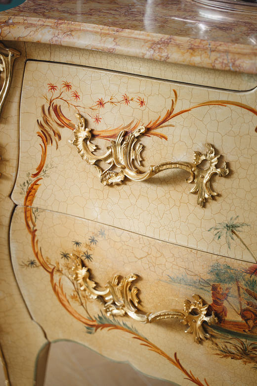 独角鹿西洋古董1950年代法国艺术家Comelli签名出品Chinoiserie中国风卷叶纹铜鎏金精雕装饰木胎漆地东方人物主题手绘嵌大理石边柜 商品图4