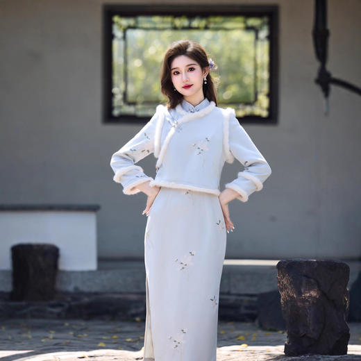 MYJ 绣花麂皮绒旗袍保暖加绒毛领新中式国风两件套 商品图1