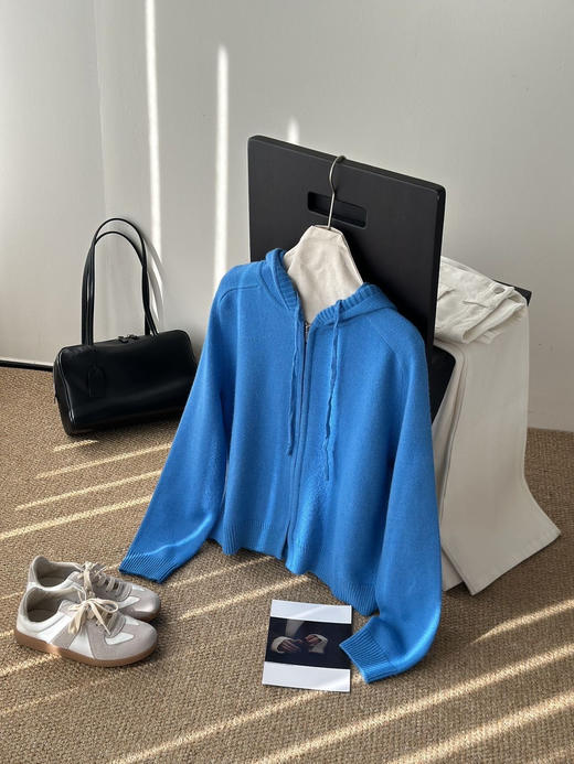 ❗️真的爱惨了😎这个【自带滤镜】克莱因蓝拉链连帽针织开衫💙太显白了吧❗️实物颜色超正的 ✅含15%羊毛，软糯细腻，蓬松有绒感 ✅配各种毛呢外套，💜羽绒马甲，风衣，羽绒服都好看 商品图6