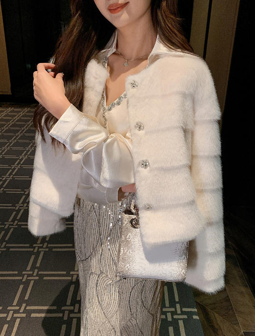 张心子【冬日小暖炉】秋冬贵气感精致保暖毛毛外套 U2511001 商品图1