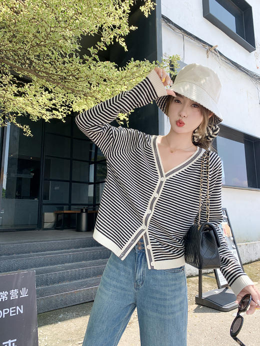 【149元任选2件】现货！宽松条纹V领针织开衫 商品图8