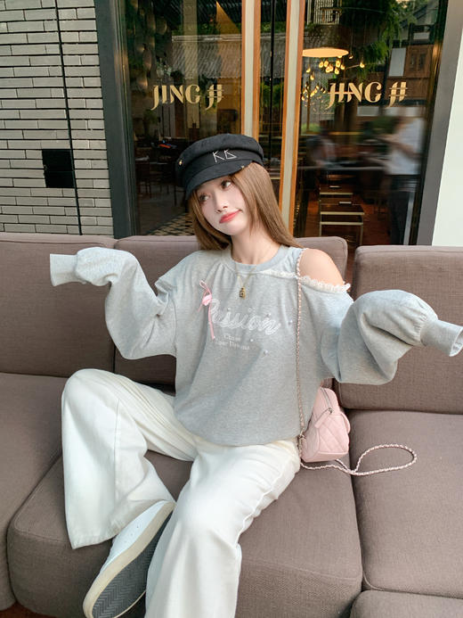 【149元任选2件】现货！蕾丝拼接露肩字母卫衣 商品图8