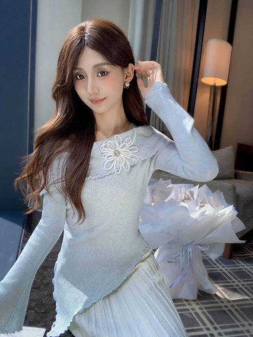 张心子【蓝色冰川湖 】温柔风弹力方领针织衫立体花上衣 U2511034 商品图10