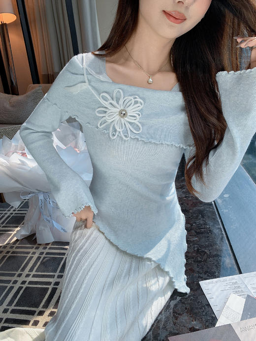 张心子【蓝色冰川湖 】温柔风弹力方领针织衫立体花上衣 U2511034 商品图1