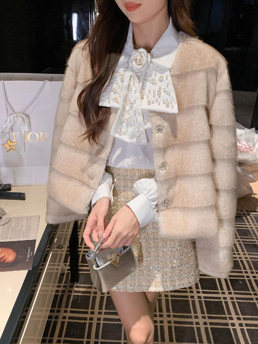 张心子【冬日小暖炉】秋冬贵气感精致保暖毛毛外套 U2511001 商品图11