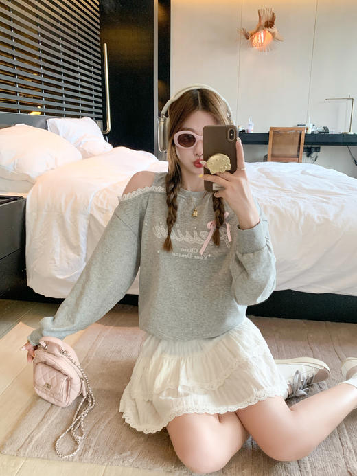 【149元任选2件】现货！蕾丝拼接露肩字母卫衣 商品图11