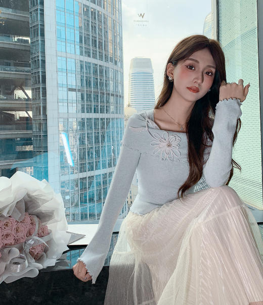 张心子【蓝色冰川湖 】温柔风弹力方领针织衫立体花上衣 U2511034 商品图5