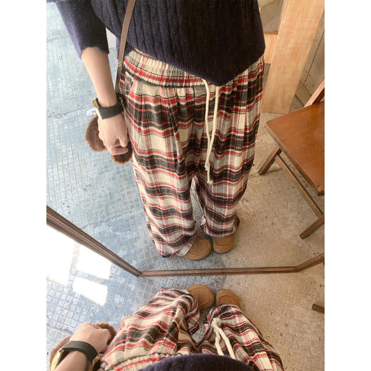 【169元任选2件】现货！藏蓝色V领撞红色边毛衣 or 红色格子休闲裤 商品图3