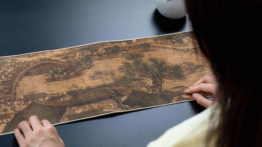 艺术喷绘：《清明上河图》卷轴，盒装，绢本，22cm*558cm，艺术微喷+手工装裱，定价1680，售价369元。 商品图11