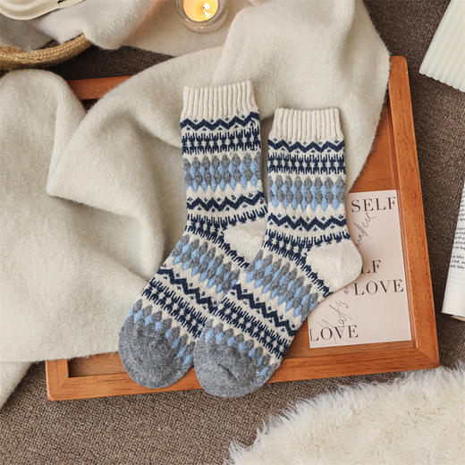 【爆款！一次抢4双巨划算！】费尔岛袜子 女冬天加厚保暖中筒袜 复古名族风菱格堆堆袜 勃肯鞋长袜 商品图8