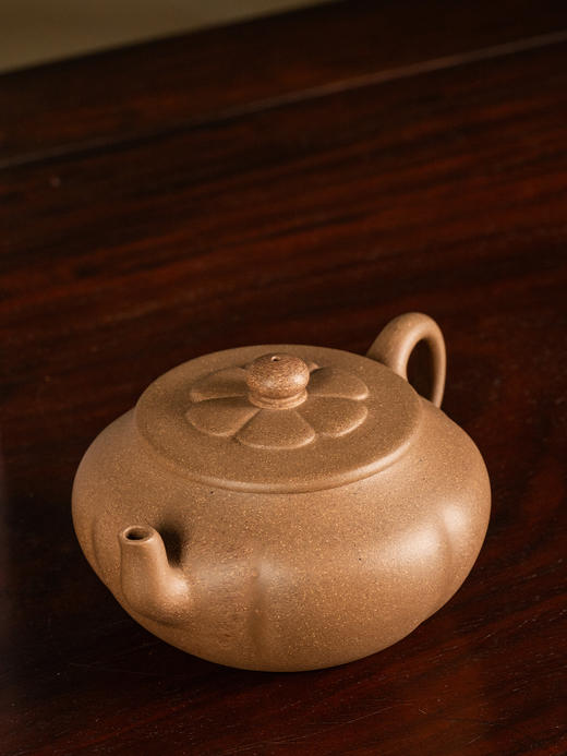 《六瓣山荷壶》 王丽花  工艺美术师，中国工艺美术学会会员，江苏省陶瓷行业协会会员 商品图1