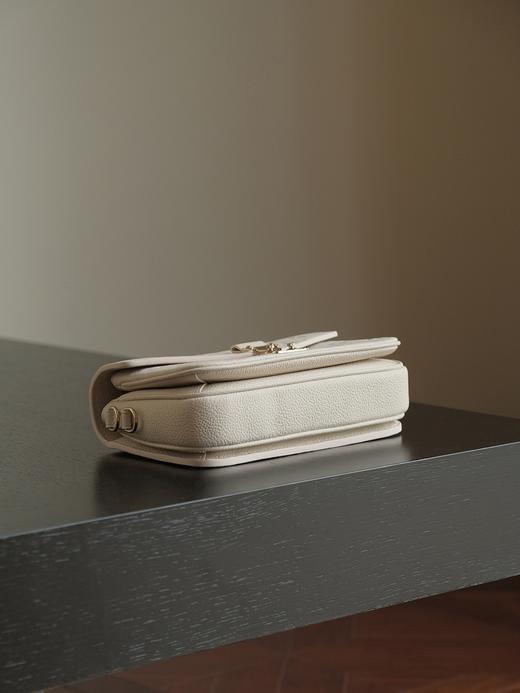 M25682-预售10天-驴家品牌徽标印花水彩渐变效果 梦幻紫白皮邮差 压纹粒面牛皮革 单肩斜挎手提包（DG*MM） 商品图6