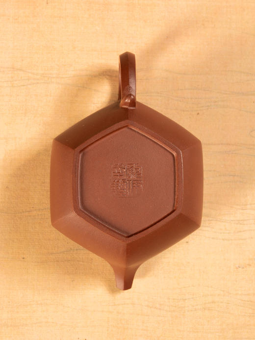 《菱花壶》 鲍伊南  工艺美术师，高级技师，宜兴市陶瓷博物馆馆聘工艺师 商品图3