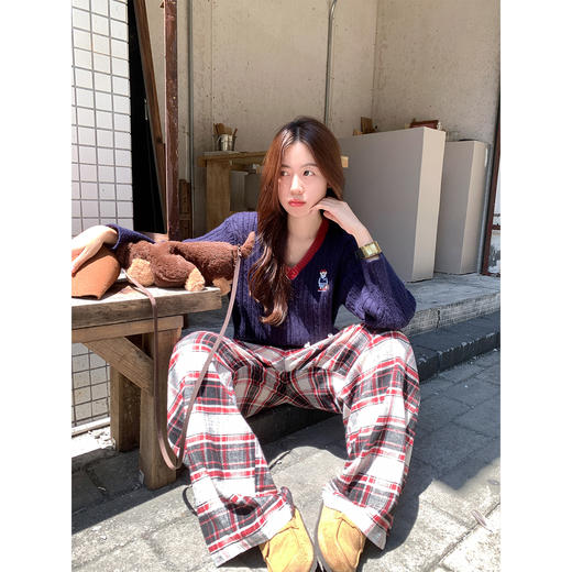 【169元任选2件】现货！藏蓝色V领撞红色边毛衣 or 红色格子休闲裤 商品图2