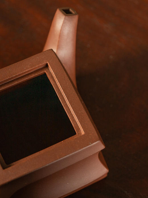 《狮王壶》 许红娟  高级工艺美术师，高级乡村振兴技艺师，高级/一级技师，江苏省陶瓷艺术委员会会员，宜兴市紫砂协会会员，宜兴市紫砂陶全手工技艺传承人 商品图2