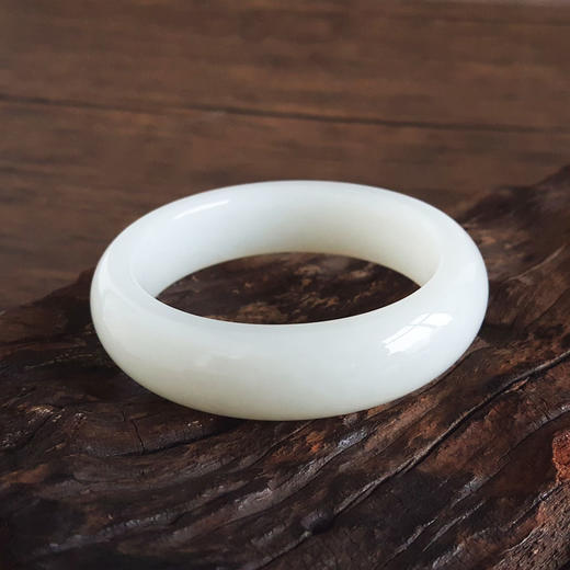 【天然正品】天然精品俄料细腻厚桩一级白油润度佳58号和田玉手镯58号（皆取最大值）女士161025NJS36现售价：5280 商品图3