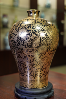 仿清乾隆乌金釉描金龙纹梅瓶