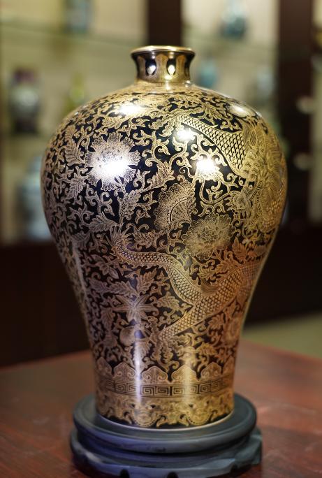 仿清乾隆乌金釉描金龙纹梅瓶 商品图0