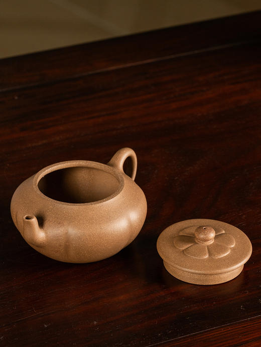 《六瓣山荷壶》 王丽花  工艺美术师，中国工艺美术学会会员，江苏省陶瓷行业协会会员 商品图2