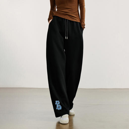 初语休闲裤女新款弧形香蕉裤棉感绿绒蒿绣花植物系卫衣裤 商品图2