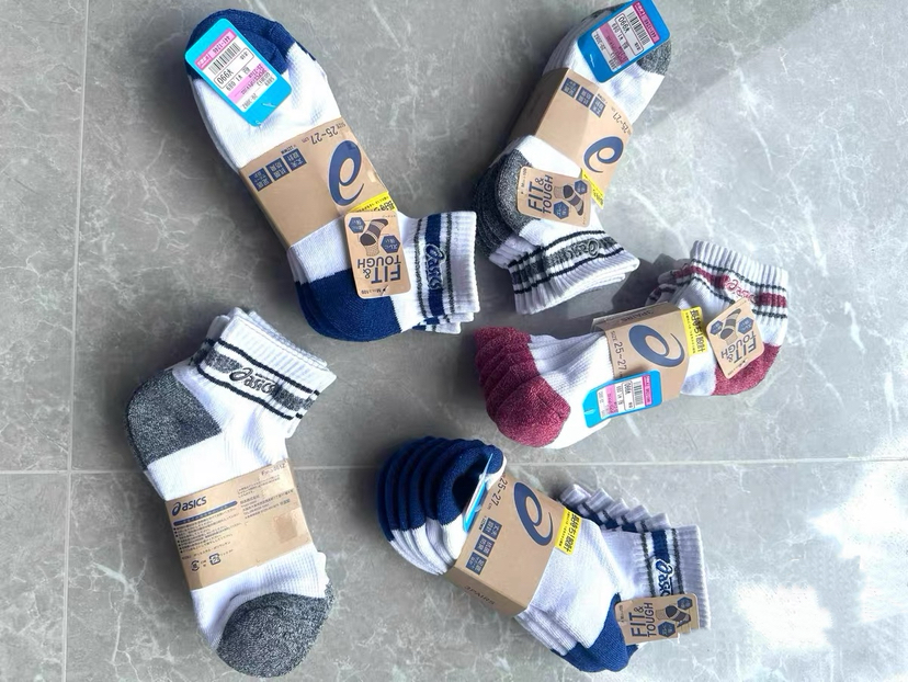 全新正品日版亚瑟士Asics全棉秋冬毛巾底中筒袜原包装带吊牌，一卡三双，均码40-44
25年新款 吊牌价1089日元
折算下来3双日本专柜卖60块左右
三个色，特价59两卡六双