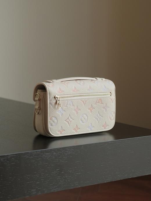 M25682-预售10天-驴家品牌徽标印花水彩渐变效果 梦幻紫白皮邮差 压纹粒面牛皮革 单肩斜挎手提包（DG*MM） 商品图5