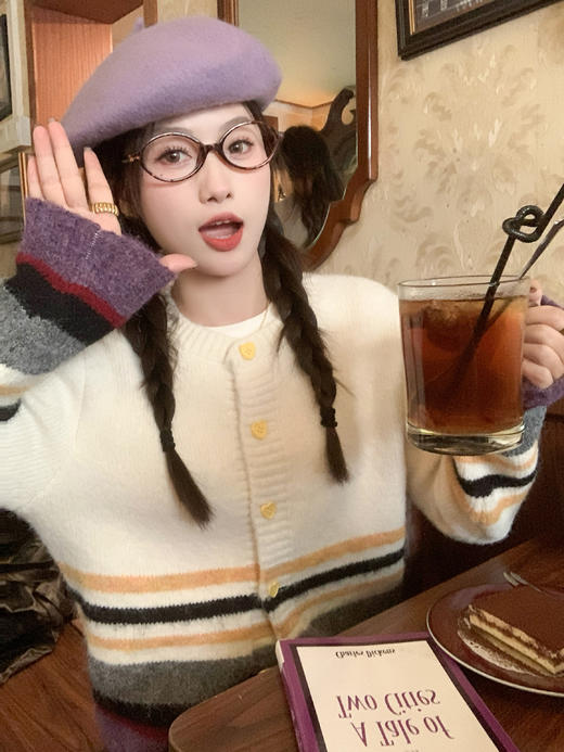 【169元任选2件】现货！杏色下摆撞色条纹系扣毛衣 商品图8